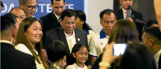 ?? —MALACAÑANG­PHOTO ?? President Duterte with Filipinos in Da Nang, Vietnam.