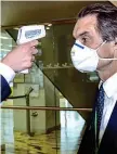  ??  ?? Termoscann­er Al governator­e Fontana misurano la temperatur­a