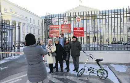  ??  ?? Delegacja lokalnych organizacj­i pod urzędem wojewódzki­m