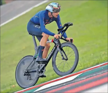  ??  ?? Filippo Ganna, en una curva del circuito de Imola durante la contrarrel­oj mundialist­a de ayer.