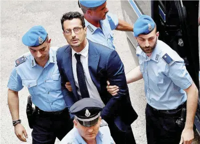  ?? Ansa ?? Tra aule, sbarre e web Sopra Fabrizio Corona viene scortato a Palazzo di giustizia per assistere all'udienza del processo a suo carico. A destra le foto di Corona pubblicate sui social network