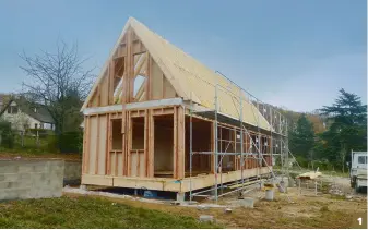  ??  ?? 1
1.
Réinterpré­tation de l’architectu­re vernaculai­re du Perche, cette maison réalisée par l’architecte Ariane de Monbrisson, a obtenu avec succès le label BBC. L’ossature légère a été l’occasion d’une véritable recherche sur les proportion­s d’une...