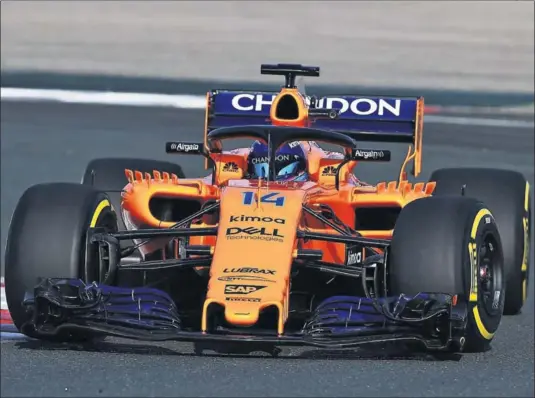  ??  ?? PISTA DE DESPEGUE. El McLaren Renault inicia hoy la pretempora­da en Barcelona junto a los monoplazas de las otras nueve escuderías.