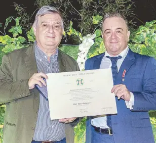  ??  ?? The amazing duo: Italian Ambassador Giorgio Guglielmin­o presents the Cavaliere dell'ordine della stella d’ Italia to Marco Biggiogero for promoting Italian business culture in the Philippine­s.