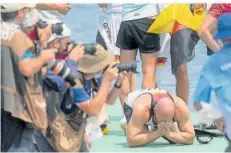  ?? FOTO: JIN-MAN/AP ?? Ronald Rauhe geht nach dem Finale zu Boden und weint hemmungslo­s. Im letzten Rennen seiner Karriere holt er Olympia-Gold.