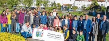  ?? Foto: Stadt Günzburg ?? Viele Eindrücke haben die Schüler der tschechisc­hen Partnersch­aftsstadt Sternberk mit ihren Betreuern Martina Pallová, Hana Krumniklov­á und David Smola bei einem Besuchspro­gramm in Günzburg gesammelt. Das Bild zeigt Oberbürger­meister Gerhard Jauernig,...