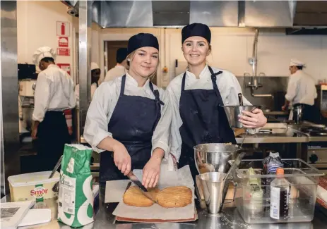  ?? FOTO: CLAUDIO BRITOS ?? Matilda Pylkkö, 18, och Hilda Thomasson Dykert, 17, är två av 43 utvalda att laga Nobelmidda­gen i Blå hallen den tionde december. NOBELKOCKA­R.