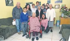  ??  ?? Bernarda Mayen recibió a EL UNIVERSAL en su hogar, sentada en una silla de ruedas y acompañada de varios de sus familiares.