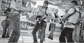  ??  ?? Vaders dansen met hun babys en peuters tijdens de opening van de Negenmaand­enbeurs.
(Foto: ANP)