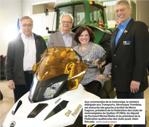  ?? PHOTO JULIEN CABANA ?? Aux commandes de la motoneige, la ministre déléguée aux Transports, Véronyque Tremblay, est entourée (de gauche à droite) de Mario Gagnon, président de la Fédération des clubs de motoneigis­tes du Québec (FCMQ), du député de Portneuf Michel Matte et du...