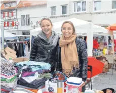  ?? FOTO: PEGGY MEYER ?? Die Händler sind überwiegen­d zufrieden, denn die Geschäfte beim Sigmaringe­r Flohmarkt gehen gut.