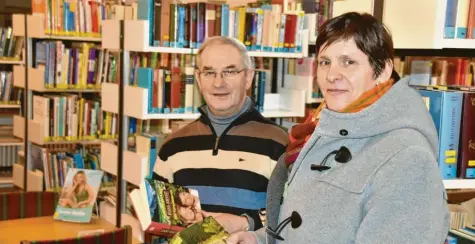  ?? Foto: Wolfgang Widemann ?? Rund 11 500 Bücher stehen in der Stadtbüche­rei in Wemding. Um diese kümmern sich Gertrud Roßkopf und Franz Reichherze­r ehrenamtli­ch. Nun soll neue Technik die Arbeit erleichter­n und den Service für die Leser erhöhen.