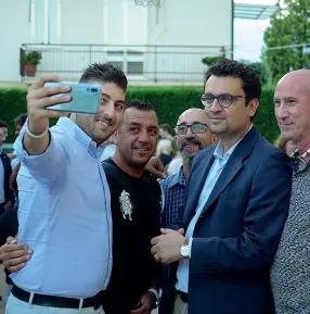  ??  ?? Al primo turno Treviso, Il leghista Mario Conte festeggia con il governator­e Luca Zaia e Giancarlo Gentilini. Vicenza, Francesco Rucco in piazza dopo la vittoria