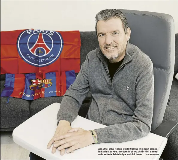  ?? FOTO: PEP MORATA ?? Juan Carlos Unzué recibió a Mundo Deportivo en su casa y posó con las banderas de Paris Saint-Germain y Barça. Su hijo Aitor es entrenador asistente de Luis Enrique en el club francés