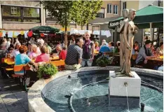  ?? Archivfoto: Ruth Plössel ?? Im Brunnen am Stadtmarkt finden sich manchmal vereinzelt­e Münzen. Auch in ande re Brunnen werfen Touristen Geld. Viel ist es aber nicht.