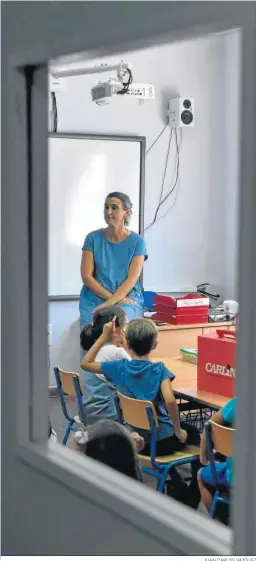  ?? JUAN CARLOS VÁZQUEZ ?? Una maestra imparte clase en un colegio de Sevilla.