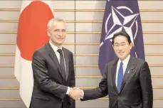  ?? -REUTERS ?? TOKYO
NATO Secretary-General Jens Stoltenber­g shakes hands with Japan's Prime Minister Fumio Kishida in Tokyo.