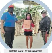  ??  ?? Tanto las madres de familia como los alumnos están agradecido­s con su labor.