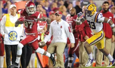  ?? Arkansas Democrat-Gazette file photo ?? Dominique Reed’s 52-yard touchdown reception got the Razorbacks rolling in their victory in 2015 over No. 9 LSU at Tiger Stadium in Baton Rouge. The Razorbacks defeated the Tigers 31-14 thanks to Reed, tailback Alex Collins and a stingy defense.