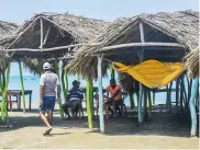  ?? MERY GRANADOS ?? Los caseteros esperan a los turistas en Caño Dulce.