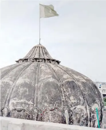  ?? PHOTO: ?? The dome of Bhadara Kall Mandir, with the Pakistani flag flying
Sameer Shafl Warraich