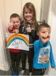  ?? Foto: Familie Ruf ?? Die Kinder der Familie Ruf haben Regenbogen-Bilder gemalt.