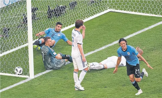  ?? EFrEM LuKATSKy / Ap ?? Cavani empieza el festejo del tercer gol de Uruguay; la pelota y Suárez descansan adentro del arco