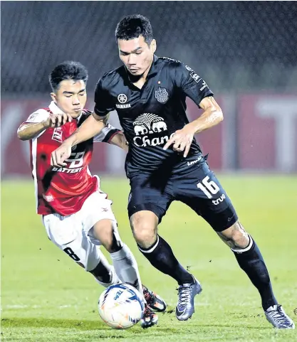  ??  ?? BEC Tero’s Chanathip Songkrasin, left, vies with Buriram’s Koravit Namwiset in their 1-1 draw in midweek.