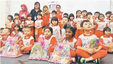  ??  ?? The students in a photo-call with the organiser and staff members during the Spelling Bee Contest at Boulevard Shopping Mall, Kuching.