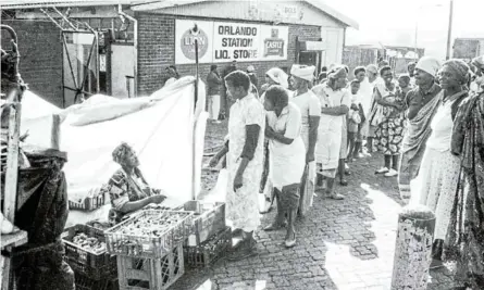  ?? / JACOB MAWELA ?? Women queue for chicken feet meant for the evening’s dinner at the Orlando train station in Soweto late in the afternoon.