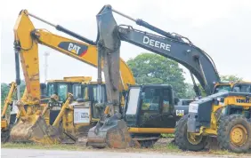  ??  ?? En el pueblo de Pakalna, la maquinaria pesada está a la espera del arranque de las obras.