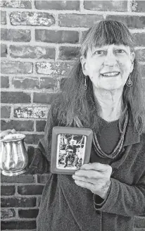  ??  ?? Sylvia Lotspeich Greene holds a photo of her mother with former U.S. President William Howard Taft and the cup he gave to his granddaugh­ter in the early 1920s while he was chief justice of the U.S. Supreme Court. The cut has made it back to Lotspeich Greene via Truro and Amherst.
SUBMITTED BY SYLVIA LOTSPEICH GREENE