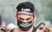  ??  ?? A participan­t highlights air pollution issue during the Airtel Delhi Half Marathon 2017