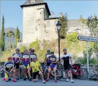  ?? ?? Un peloton de montréjeau­lais à Mauléon Barousse ce samedi 13 août, avant l’ascension du Port de Balès au programme du jour.