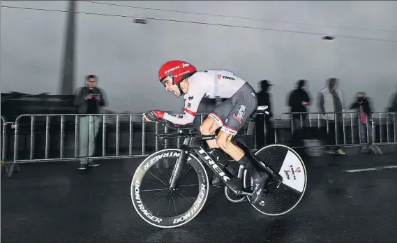  ?? FOTO: GETTY ?? Haimar Zubeldia rueda en solitario en el prólogo contrarrel­oj que dio inicio al Tour de Francia en la ciudad alemana de Düsseldorf