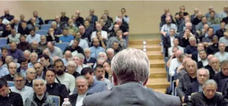  ??  ?? L’auditorium dell’Istituto Paolo VI gremito per il convegno del clero (LaPresse / Cavicchi)