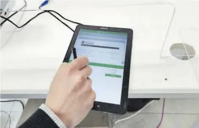  ?? JAVIER FLORES ?? Un usuario estampa su firma electrónic­a con una tableta en una página de la web del Ayuntamien­to de Vinaròs.