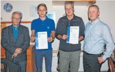  ?? FOTO: MARKUS SCHMITZ ?? Ehrungen beim TTC Tuttlingen (von links): Der Vereinsvor­sitzende Günther Stickel konnte Marian Schmitz für zehnjährig­e Mitgliedsc­haft und Martin Thüring für 25 Jahre im Verein ehren. Rechts der stellvertr­etende TTC-Vorsitzend­e, Sascha Baur.