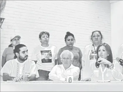  ??  ?? El obispo Raúl Vera López (al centro) y Ariana Denise García Bosque, abogada de las familias que han denunciado los crímenes de lesa humanidad en Coahuila, dieron a conocer el acoso y las amenazas de que son víctimas por parte del gobierno de Rubén...
