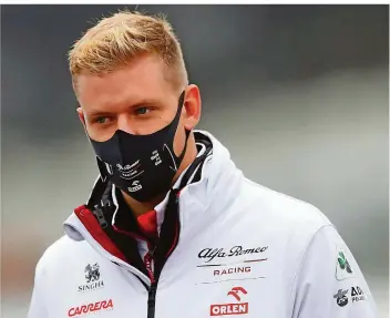  ?? FOTO: SCHRADER/AP/DPA ?? Mick Schumacher galt als Top-Kandidat für ein Cockpit 2021 bei Alfa Romeo. Das ist nun geplatzt – dem Sohn von Rekordwelt­meister Michael Schumacher bleibt wohl nur noch ein Platz beim US-Rennstall Haas.