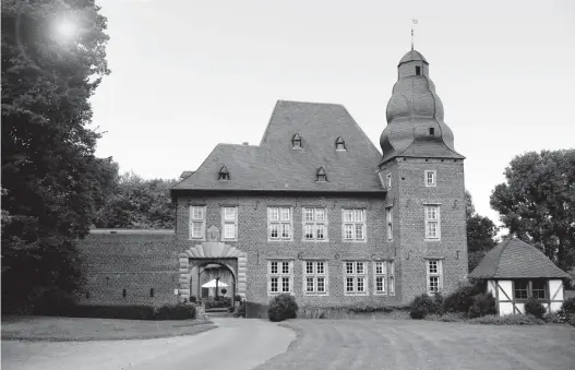  ??  ?? Burg Etgendorf bei Bedburg: Passend zur Philosophi­e, die auf Tradition und Werterhalt achtet, hat das Bankhaus Metzler seine regionale Niederlass­ung in einem Gebäude mit historisch­em Ambiente.