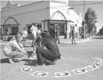  ??  ?? Amigos, familiares y vecinos de la ciudad de 25 de Mayo rindieron homenaje al joven artesano, frente a la sala velatoria.