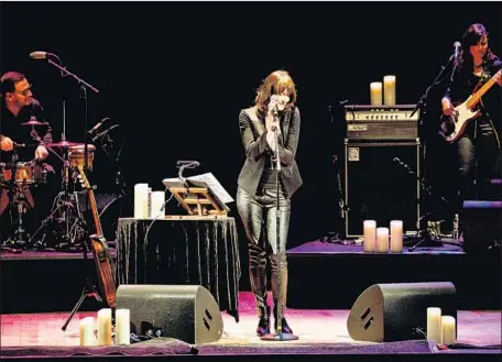  ?? Marcus Yam Los Angeles Times ?? CARLA BRUNI puts a “French Touch” on English-language songs at L.A.’s Orpheum Theatre on Wednesday. Can she get a little beer?