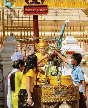  ??  ?? Die „Montags Ecke“an der Shwedagon Pagode: Die Anwesenden eint, dass ein Montag ihr Geburtstag war – oder ein Wahrsager ihnen diesen Wochentag als Glückstag empfohlen hat.