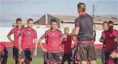  ??  ?? Plantel do Atlético Goianiense já tem todos os jogadores disponívei­s