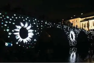  ??  ?? Bezaubernd­e „Genius Loci“Projektion vorm Weimarer Stadtschlo­ss: Die Sternbrück­e erstrahlt in der Dunkelheit. Foto: Michael Baar