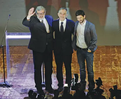  ??  ?? Enrico Rossi (al centro) insieme a Michele Emiliano, a sinistra, e Roberto Speranza, a destra, sul palco del teatro Vittoria di Roma