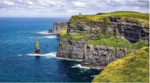  ??  ?? Die Klippen von Moher sind ein beliebtes Ausflugszi­el und bieten an klaren Tagen tolle Ausblicke auf die drei Aran Islands in der Galway Bay