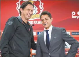  ??  ?? Roger Schmidt, DT del Leverkusen, con Javier Hernández