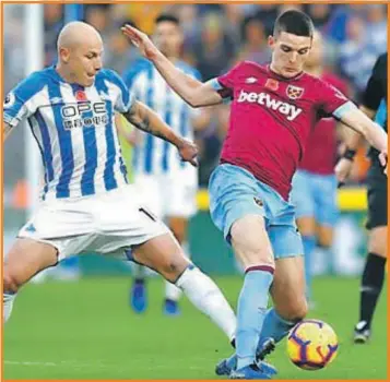  ??  ?? Aaron Mooy y Declan Rice pelean por el balón